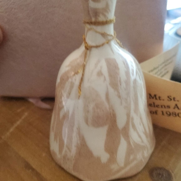 1980 MT. ST. HELEN'S ASH . BELL . Made from the ash. Vintage. NWT - Picture 3 of 8
